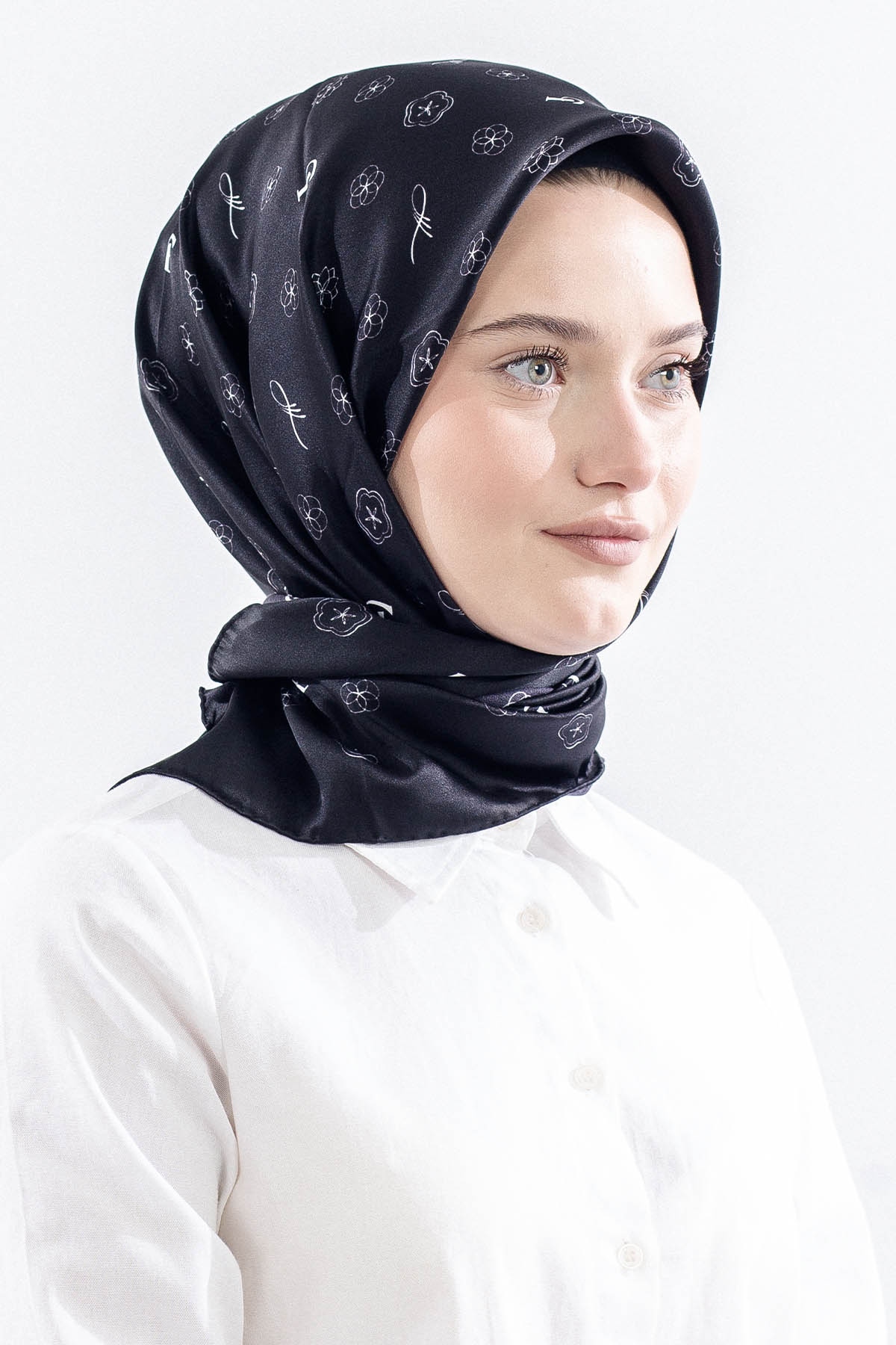 4638 İpek Eşarp Sura Kumas Logo Desen - Siyah_beyaz - 2
