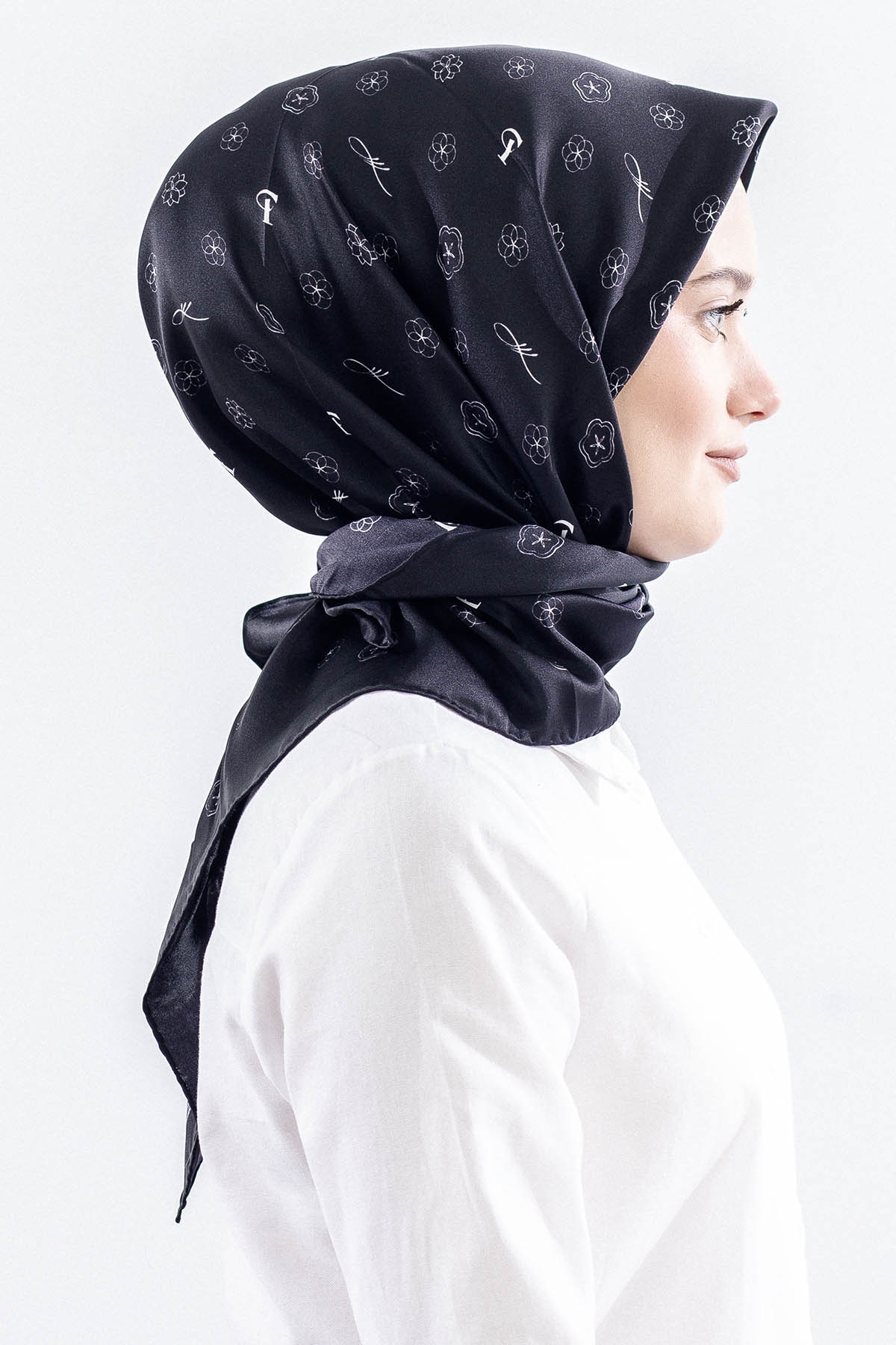 4638 İpek Eşarp Sura Kumas Logo Desen - Siyah_beyaz - 3