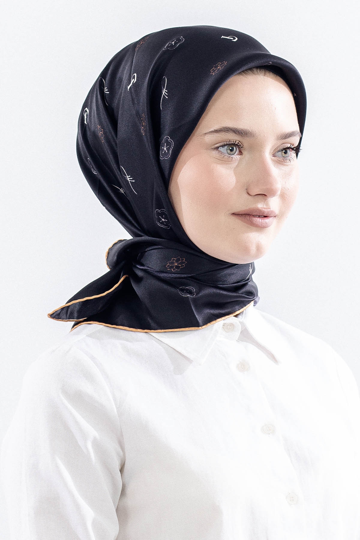 4638 İpek Eşarp Sura Kumas Logo Desen - Siyah_gold - 2